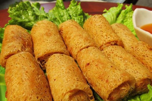 Chả giò đông lạnh FAMY FOOD da bánh rế chiên vàng óng giòn rụm ăn kèm rau sống và nước chấm